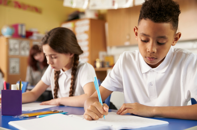 2 children working at a desk